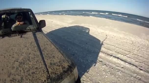 雪に覆われたビーチに沿って運転 — ストック動画