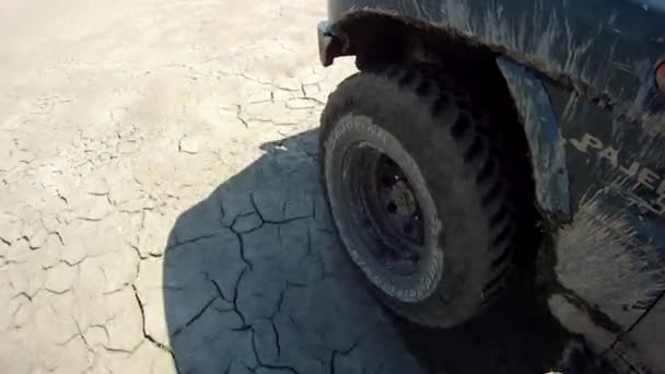 Οδήγηση πέρα από ραγισμένα χώμα — Αρχείο Βίντεο