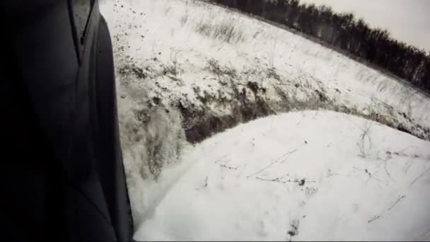 Kör genom snöiga, smutsiga lågland — Stockvideo