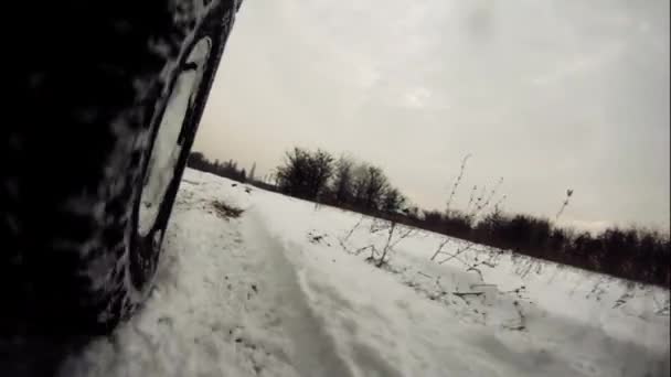 Offroad körning genom snön — Stockvideo