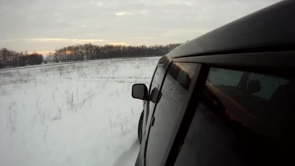 Offroad conducir a través de la nieve, al atardecer — Vídeos de Stock