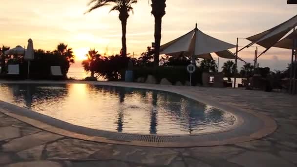 Piscine de l'hôtel au coucher du soleil — Video