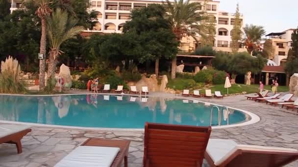 Piscina dell'hotel durante il giorno — Video Stock