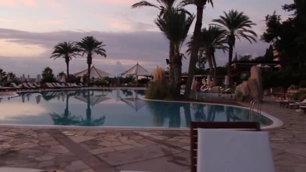 Luxueuse piscine de l'hôtel au coucher du soleil — Video