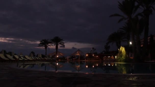 Maravillosa piscina de hotel por la noche — Vídeos de Stock