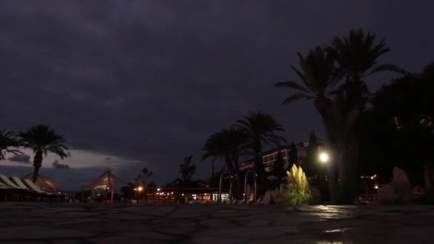 Hotel patio por la noche — Vídeo de stock