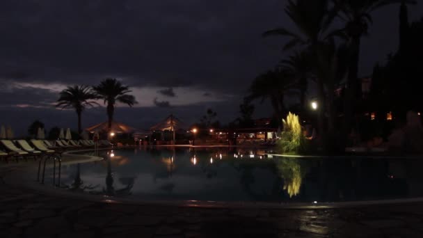 Hermosa piscina del hotel por la noche — Vídeos de Stock