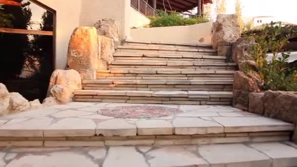 Subiendo hermosas escaleras, al aire libre — Vídeo de stock