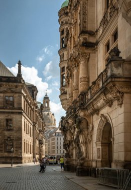 Dresden 'deki eski binalar arasındaki kaldırım taşı caddesi.