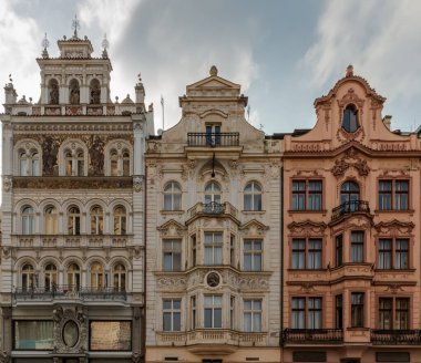 Eski Pilsen kasabasının meydanındaki apartman mimarisinin manzarası