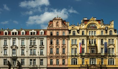 Prag 'ın eski bir kasabasının meydanındaki apartman mimarisinin manzarası 