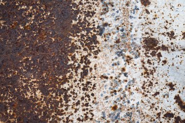 Eski paslı metal levha çeşitli desenler oluşturuyor