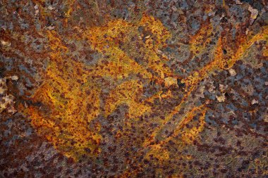 Eski paslı metal levha çeşitli desenler oluşturuyor