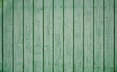 Yıpranmış eski yeşil kalaslar yan yana dizilmiş