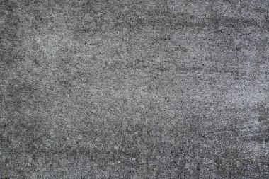 Gri duvarın yüzeyi boş bir zemin oluşturuyor.