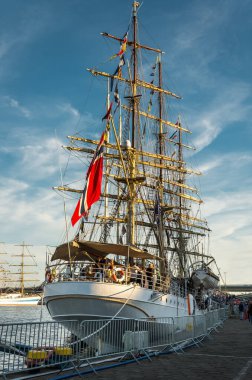 Beyaz yelkenli gemi limana demir attı.