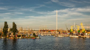 Szczecin, Polonya - 06 Ağustos 2017: farklı büyüklükteki tekne ve yelkenli gemileri, Uzun Gemi Yarışları çerçevesinde uluslararası yelkenli yarışlarının son mitingi sırasında limanda bir araya geldi.