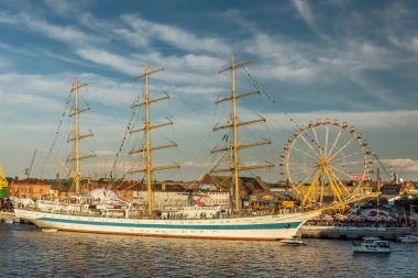 Szczecin, Polonya - 06 Ağustos 2017: farklı büyüklükteki tekne ve yelkenli gemileri, Uzun Gemi Yarışları çerçevesinde uluslararası yelkenli yarışlarının son mitingi sırasında limanda bir araya geldi.