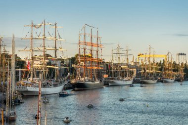 Szczecin, Polonya - 06 Ağustos 2017: farklı büyüklükteki tekne ve yelkenli gemileri, Uzun Gemi Yarışları çerçevesinde uluslararası yelkenli yarışlarının son mitingi sırasında limanda bir araya geldi.