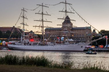 Szczecin, Polonya - 06 Ağustos 2017: farklı büyüklükteki tekne ve yelkenli gemileri, Uzun Gemi Yarışları çerçevesinde uluslararası yelkenli yarışlarının son mitingi sırasında limanda bir araya geldi.