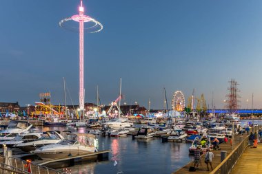 Szczecin, Polonya - 06 Ağustos 2017: farklı büyüklükteki tekne ve yelkenli gemileri, Uzun Gemi Yarışları çerçevesinde uluslararası yelkenli yarışlarının son mitingi sırasında limanda bir araya geldi.