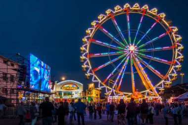 Szczecin, Polonya - 06 Ağustos 2017: insanlar Uluslararası yelkencilik yarışları çerçevesinde düzenlenen lunaparkta bir araya geldiler.