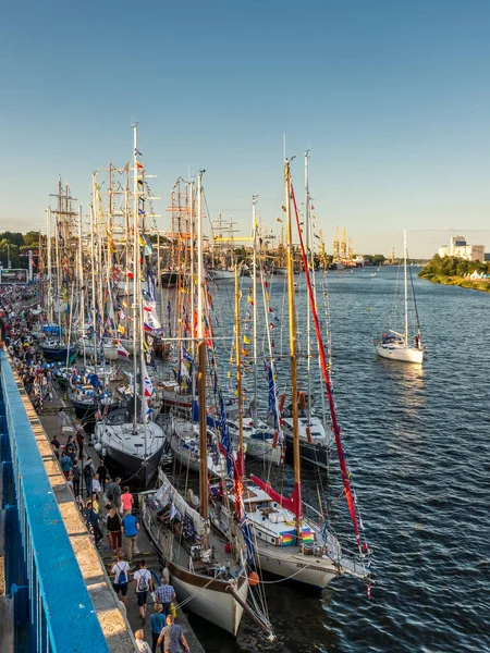 Szczecin Polonia Agosto 2017 Barcos Diferentes Tamaños Veleros Reunieron Puerto —  Fotos de Stock