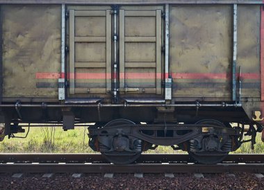 Eski yük vagonu raylarda duruyordu.