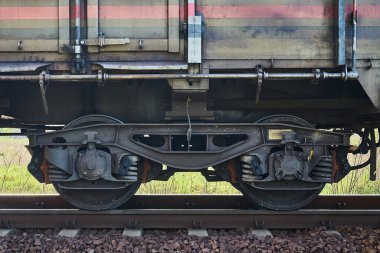 Tekerleklerinde yakın çekim olan bir tren vagonunun parçası.