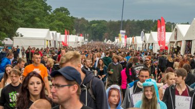 Kostrzyn nad Odr, Polonya - 15 Temmuz 2016: Przystanek Woodstock müzik festivalindeki ticari çadırların arasında yürüyen insanlar)