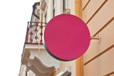 Binada yuvarlak tabela var. Boşluk ve boşluğu metin için kopyala. Tasarım için maket. Reklam için boş şablon.