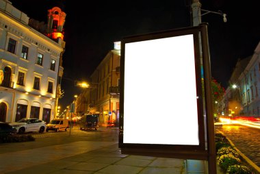 Gece şehrinin arka planında boş tabela var. Tasarım için maket. Reklam için boş alan.