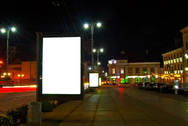 Letrero Blanco Fondo Ciudad Nocturna Mockup Para Diseño Espacio Libre — Foto de Stock