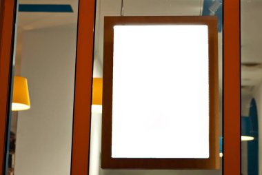 Dükkan vitrininde reklam afişi. Camın arkasındaki tabela. Boşluk ve boşluğu metin için kopyala. Tasarım için maket. Reklam için boş şablon.