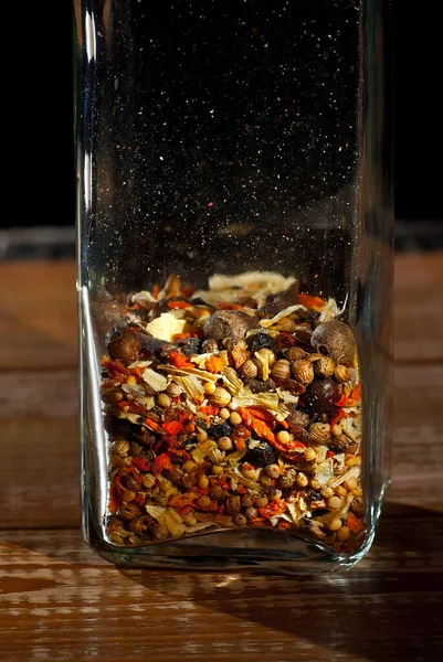 Een Mengsel Van Verschillende Specerijen Een Glazen Pot Close Kruiden — Stockfoto
