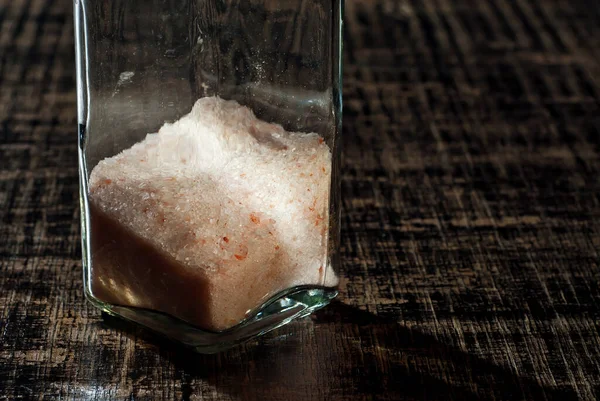 Růžová Himálajská Sůl Skleněné Nádobě Sůl Černém Starém Ošuntělém Prkně — Stock fotografie