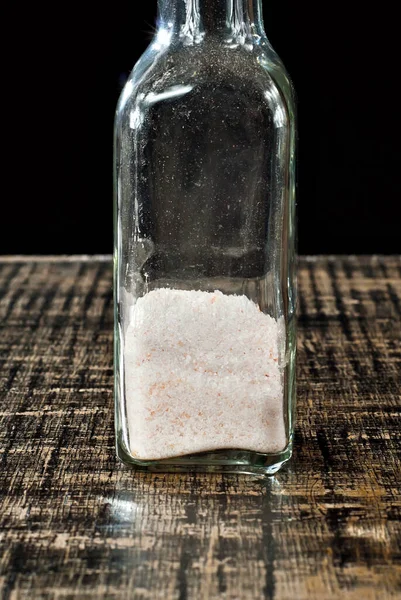 Himalayasalt Glasburk Nära Håll Salt Svart Gammal Sjabbig Bräda Fritt — Stockfoto