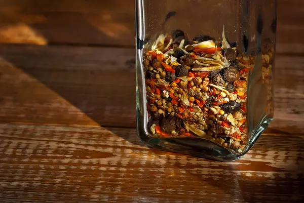 Een Mengsel Van Verschillende Specerijen Een Glazen Pot Close Kruiden — Stockfoto