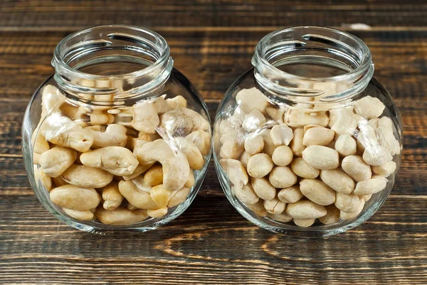 Jordnötter Och Cashewnötter Genomskinlig Glasburk Nötter Gammal Sjabbig Bräda Burk — Stockfoto