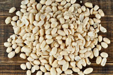 Kahverengi bir tahtada soyulmuş fıstık. Ahşap bir masada fındık dokusu. Bir yığın fındık..