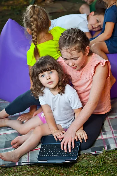 Dzieci Bawią Się Łonie Natury Laptopem Chłopcy Dziewczęta Odpoczywają Obozie — Zdjęcie stockowe