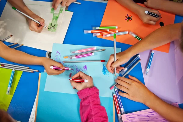 Crianças Usam Pedaços Papel Coloridos Mãos Fecham Cima Uma Mesa — Fotografia de Stock