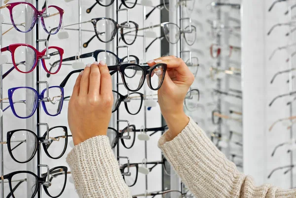 Het Meisje Een Trui Kiest Een Bril Handen Dicht Een — Stockfoto