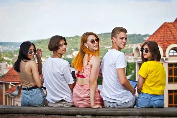 Friends Background City Boys Girls Smiling Teenagers Sitting Curb Sunny — Stock Photo, Image