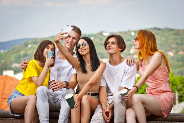 Amigos Bebendo Café Fundo Cidade Rapazes Raparigas Estão Sorrir Adolescentes — Fotografia de Stock