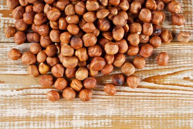 Pembe çizik tahtadaki fındıklar. Ahşap bir masada fındık dokusu. Bir yığın fındık..