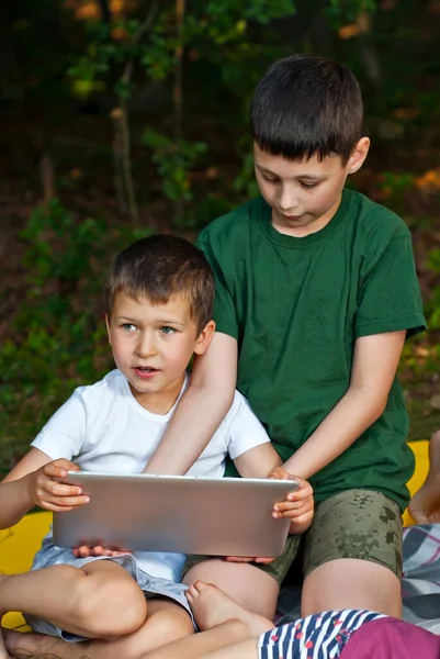 Gyerekek Természetben Játszanak Egy Laptoppal Fiúk Egy Sátortáborban Pihennek Gyerekek — Stock Fotó
