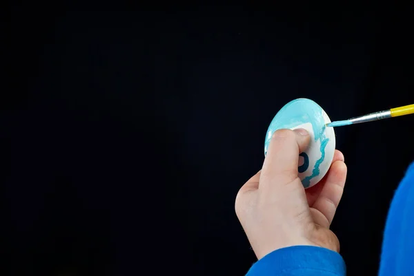 Ragazzo Dipinge Uovo Pasqua Uovo Bianco Mano Vicino Uno Sfondo — Foto Stock