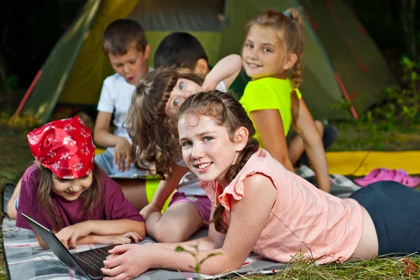 Çocuklar Doğada Bir Dizüstü Bilgisayarla Oynarlar Erkekler Kızlar Bir Çadır — Stok fotoğraf