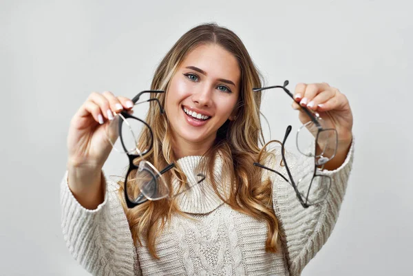 Mujer Suéter Beige Muestra Gafas Muchacha Mira Los Cristales Sobre —  Fotos de Stock